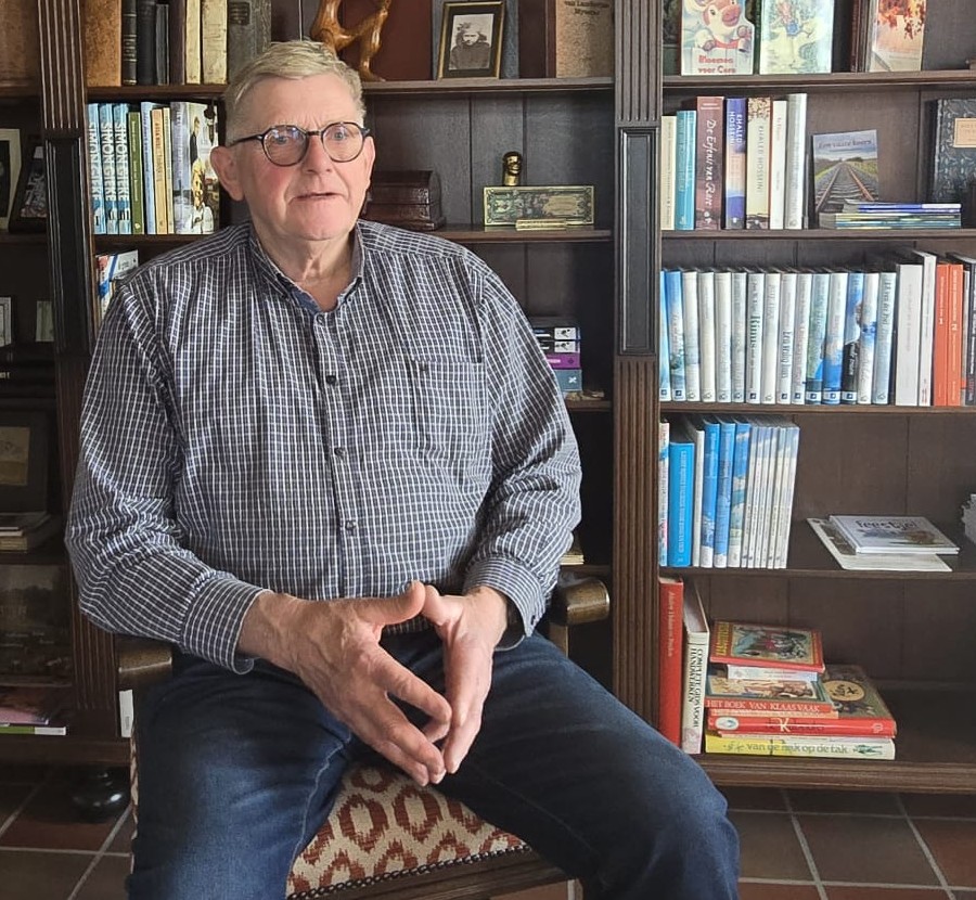 Particuliere klant voor zijn boekenkast Onderling Verzekerd.