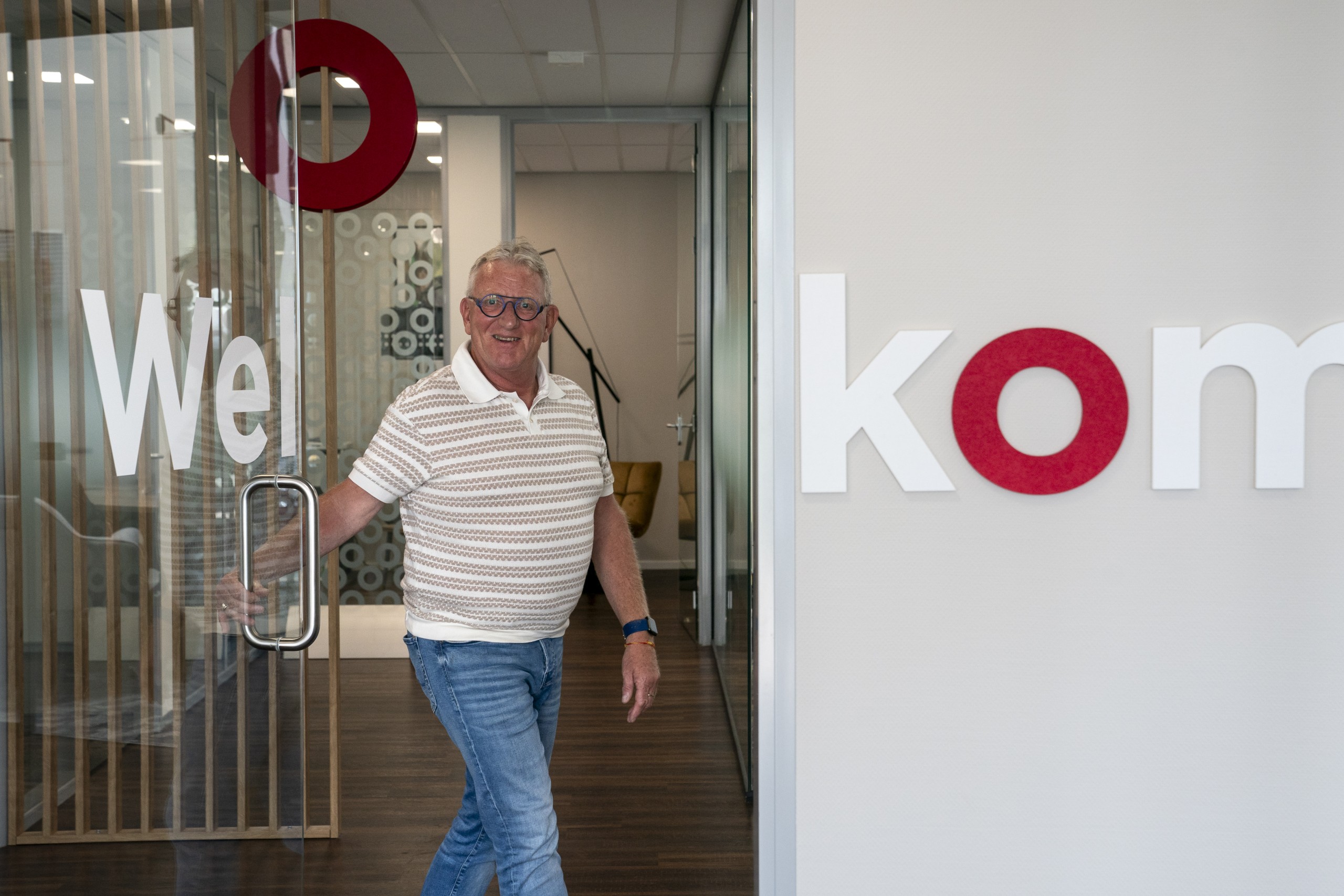 Klantadviseur houd deur met Welkom bij Onderling Verzekerd open. Onderling Verzekerd