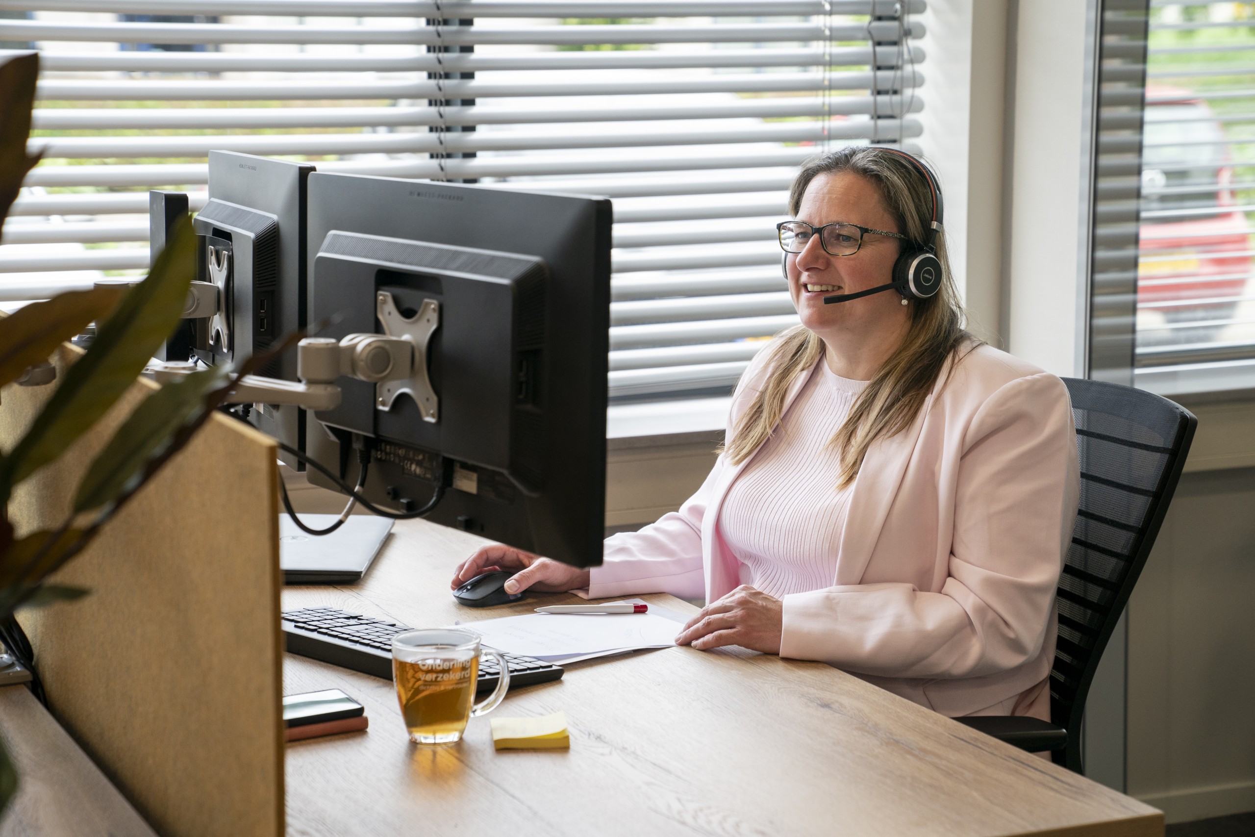 Klantadviseur aan de telefoon met headset op
