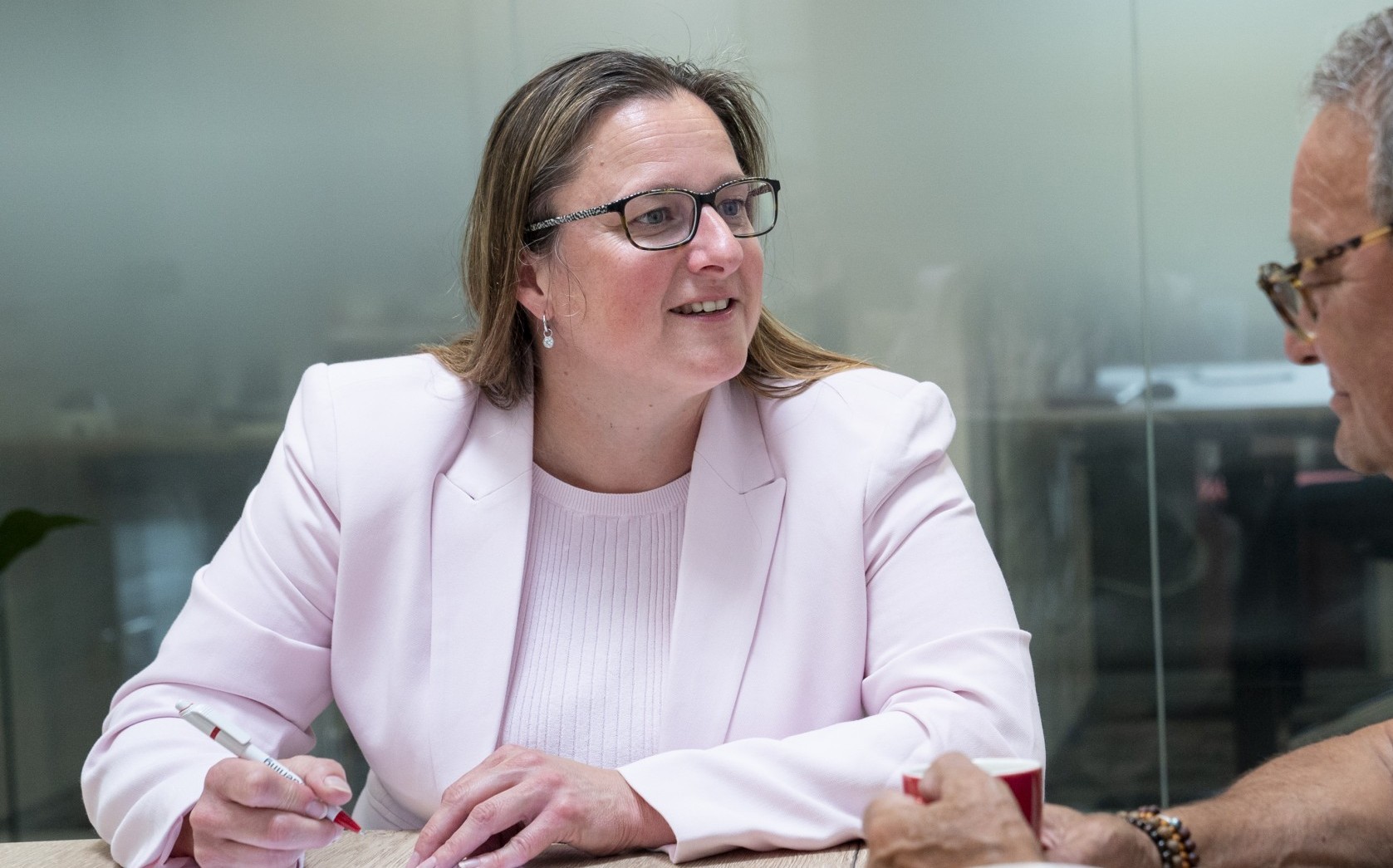 Klantadviseur in adviesgesprek. Onderling Verzekerd Klantadviseur in adviesgesprek. Onderling Verzekerd