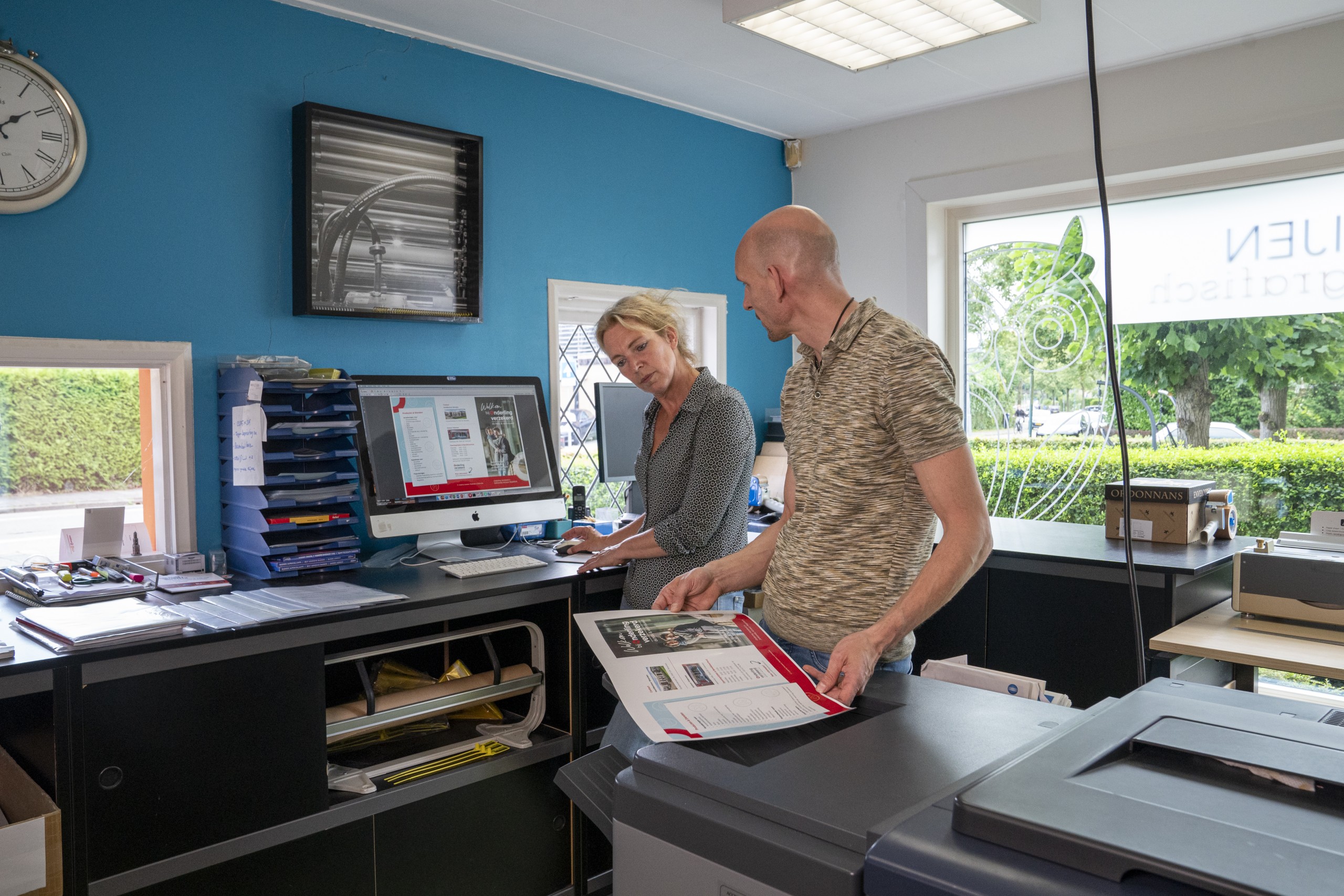 Drukkerij MKB bezig met folder van Onderling Verzekerd.