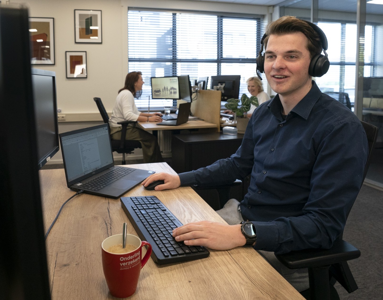 Klantadviseur aan de telefoon. Onderling Verzekerd Klantadviseur aan de telefoon. Onderling Verzekerd