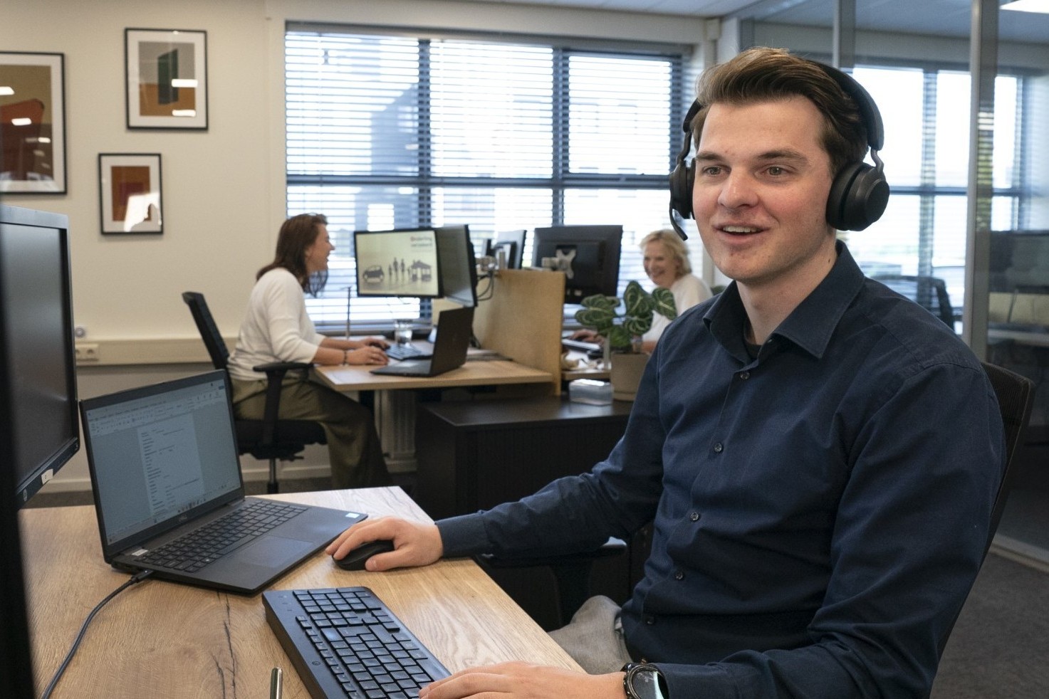 Klantadviseur aan de telefoon. Onderling Verzekerd