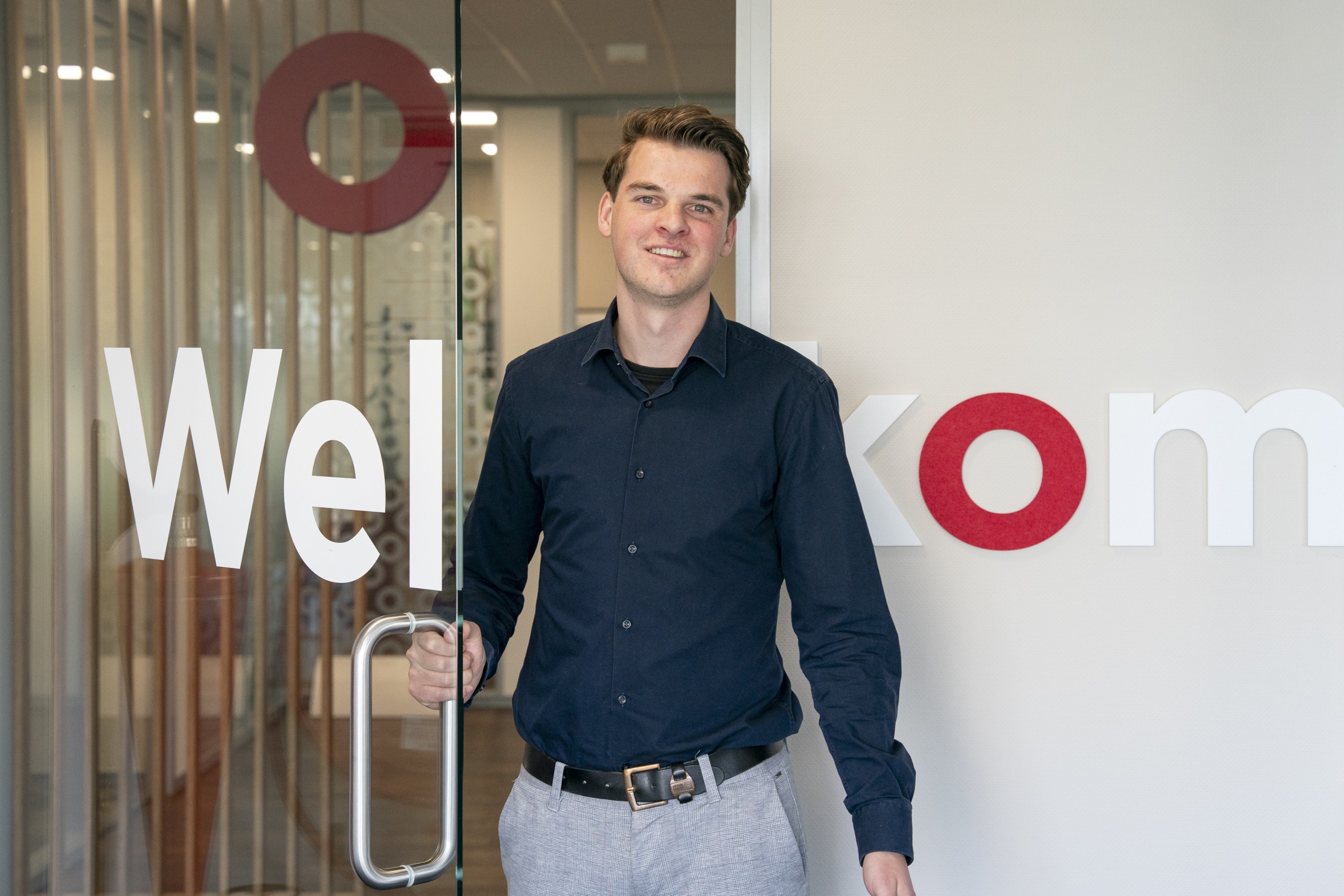 Klantadviseur houd deur met Welkom bij Onderling Verzekerd open. Onderling Verzekerd Klantadviseur houd deur met Welkom bij Onderling Verzekerd open. Onderling Verzekerd